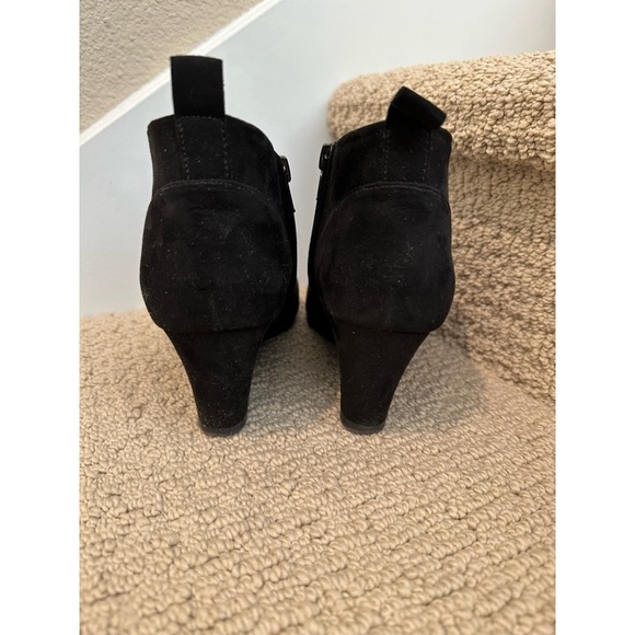 🪻🌹Awesome, comfy faux-suede black booties. EUC Barely wore. Bundle and save! - Picture 4 of 11